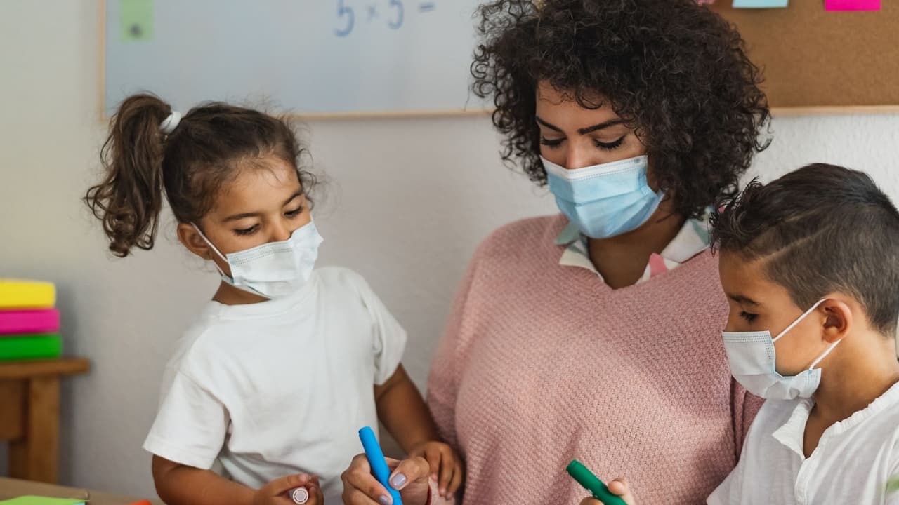 Su plan es que 
<b>para este 28 de febrero el uso de las mascarillas en los campus del Dallas ISD pase a nivel de recomendación</b> y dejar atrás el uso obligatorio.