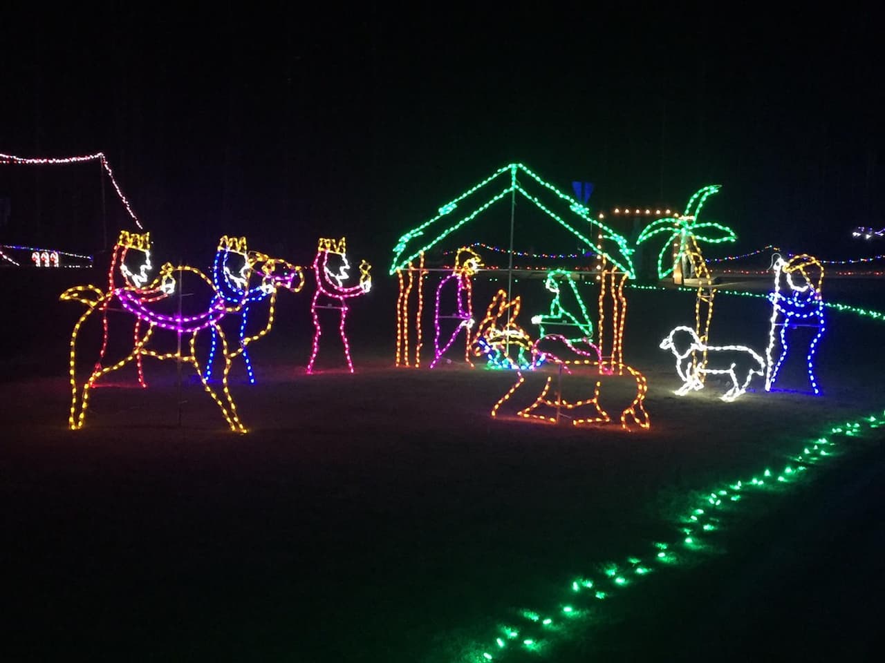 <b>Holiday Lights at Veteran’s Park</b>
<br>
<b>Fechas</b>: 18 de noviembre al 31 de diciembre
<br>
<b>Lugar</b>: Veteran’s Park. 7345 Cumming Hwy. Canton, GA
<br>
<b>Sitio web</b>: 
<a href="https://www.facebook.com/HolidaylightsatVeterans/">https://www.facebook.com/HolidaylightsatVeterans/</a> 
<br>
<br>Conduce a través de este espectáculo de luces navideñas de dos millas con un túnel, árboles y más sorpresas.