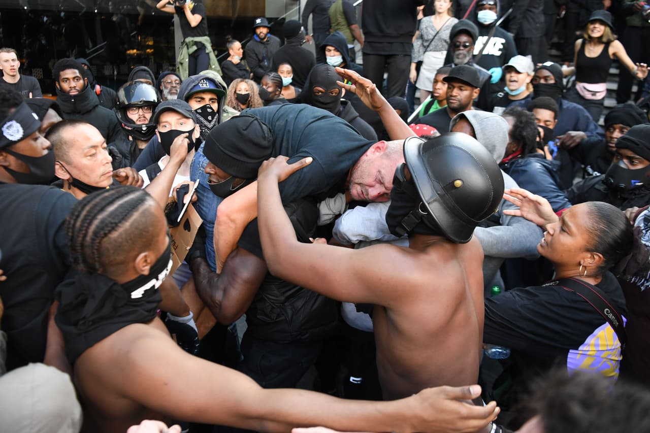 <b>Un héroe en la multitud.</b> Una protesta por la muerte de George Floyd en Londres, Reino Unido, el 3 de junio, se convirtió en un infierno cuando los manifestantes antirracistas se encontraron con grupos de extrema derecha. En una de las refriegas, un hombre blanco quedó atrapado y a merced de la violencia, pero
<a href="https://www.univision.com/noticias/sucesos/heroe-en-la-multitud-el-manifestante-negro-que-salvo-a-un-hombre-blanco-de-una-turba"> <u>Patrick Hutchinson lo cargó sobre su espalda y lo puso a salvo</u></a>.