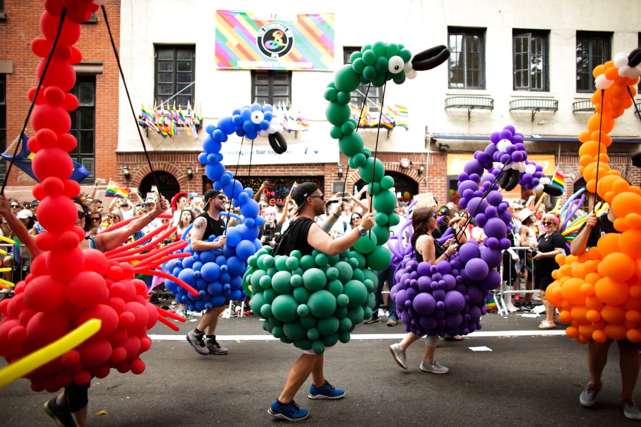 La gente participa en la Marcha del Orgullo en las calles de Manhattan.