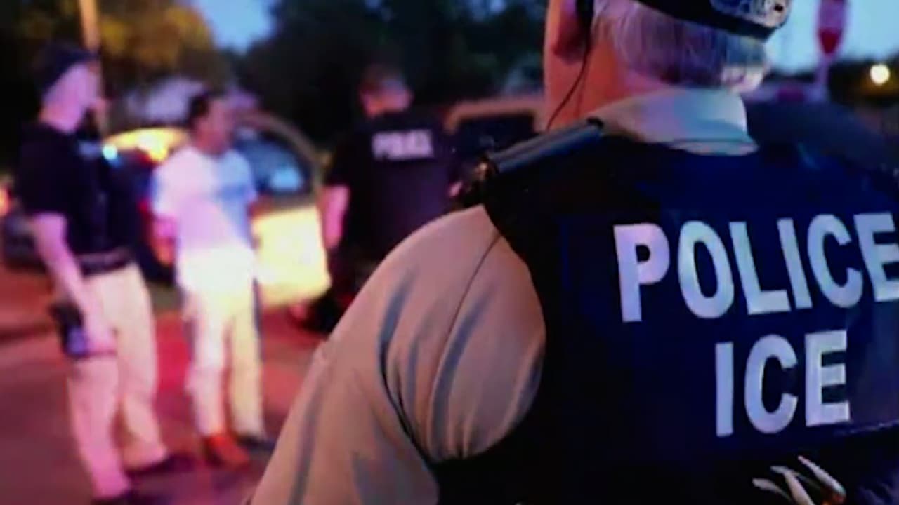 ICE atrae reclutas con bonos de $50,000 y patriotismo mientras crecen críticas por su reclutamiento