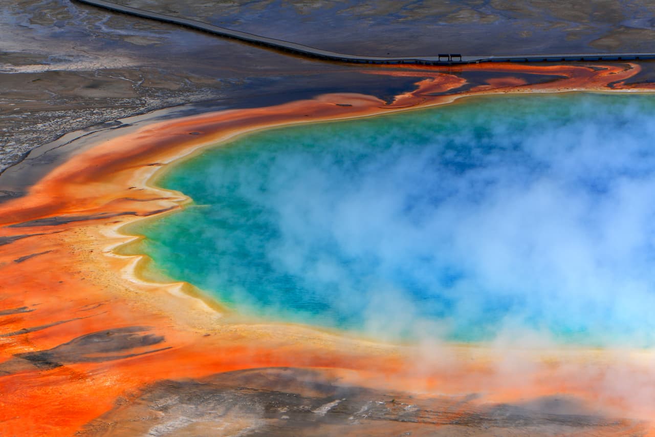 Yellowstone se estableció en 1872 y es el primer parque nacional de Estados Unidos. Ubicado en Wyoming, Montana e Idaho, alberga una gran variedad de animales salvajes como osos pardos, lobos, bisontes y alces.