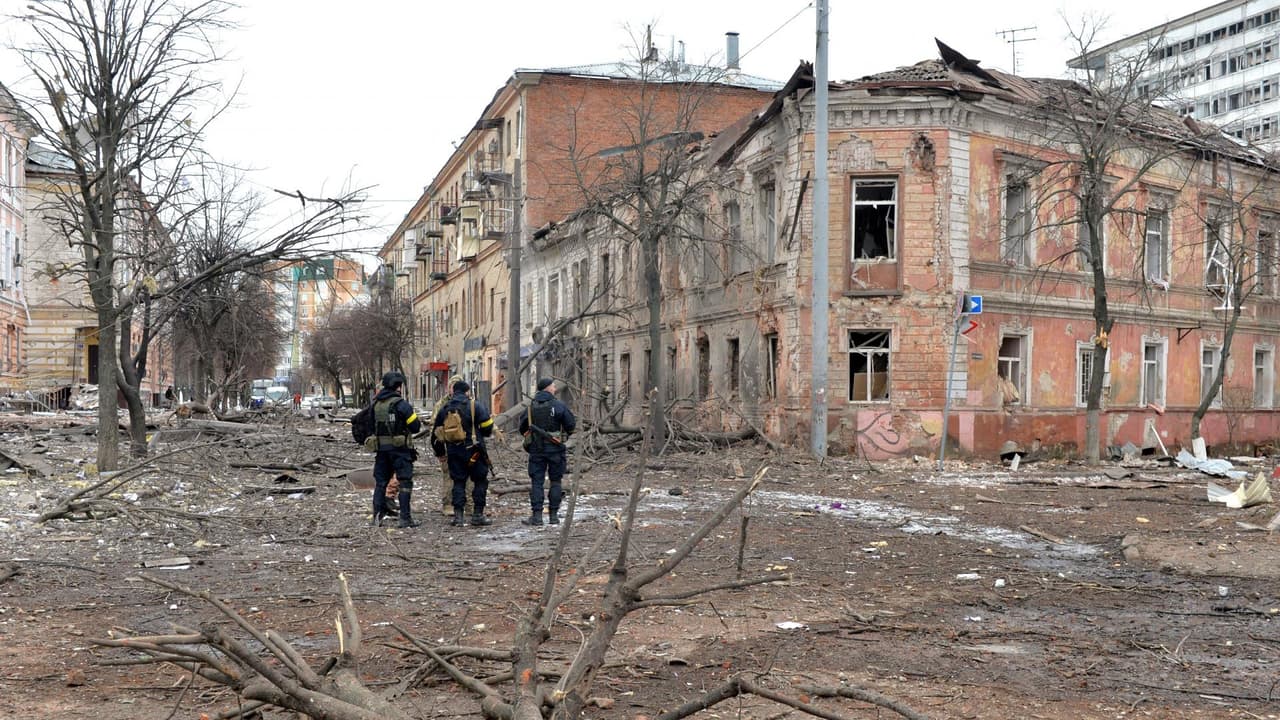 <b>En video |</b> Explosiones, disparos, muertes, evacuaciones y mucho dolor hacen parte del día a día de estos corresponsales de todo el mundo que se han trasladado a diferentes ciudades de Ucrania, en medio de los ataques de Rusia, para informar la situación.