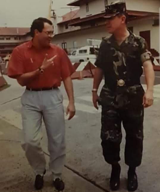 Cisneros encontró el compañero perfecto en Jiménez. Cuando se enteró de que las fuerzas estadounidenses habían capturado a un oficial panameño, su curiosidad se despertó al saber que el prisionero estaba casado con una de las hijas de una familia influyente vinculada a la oposición política.