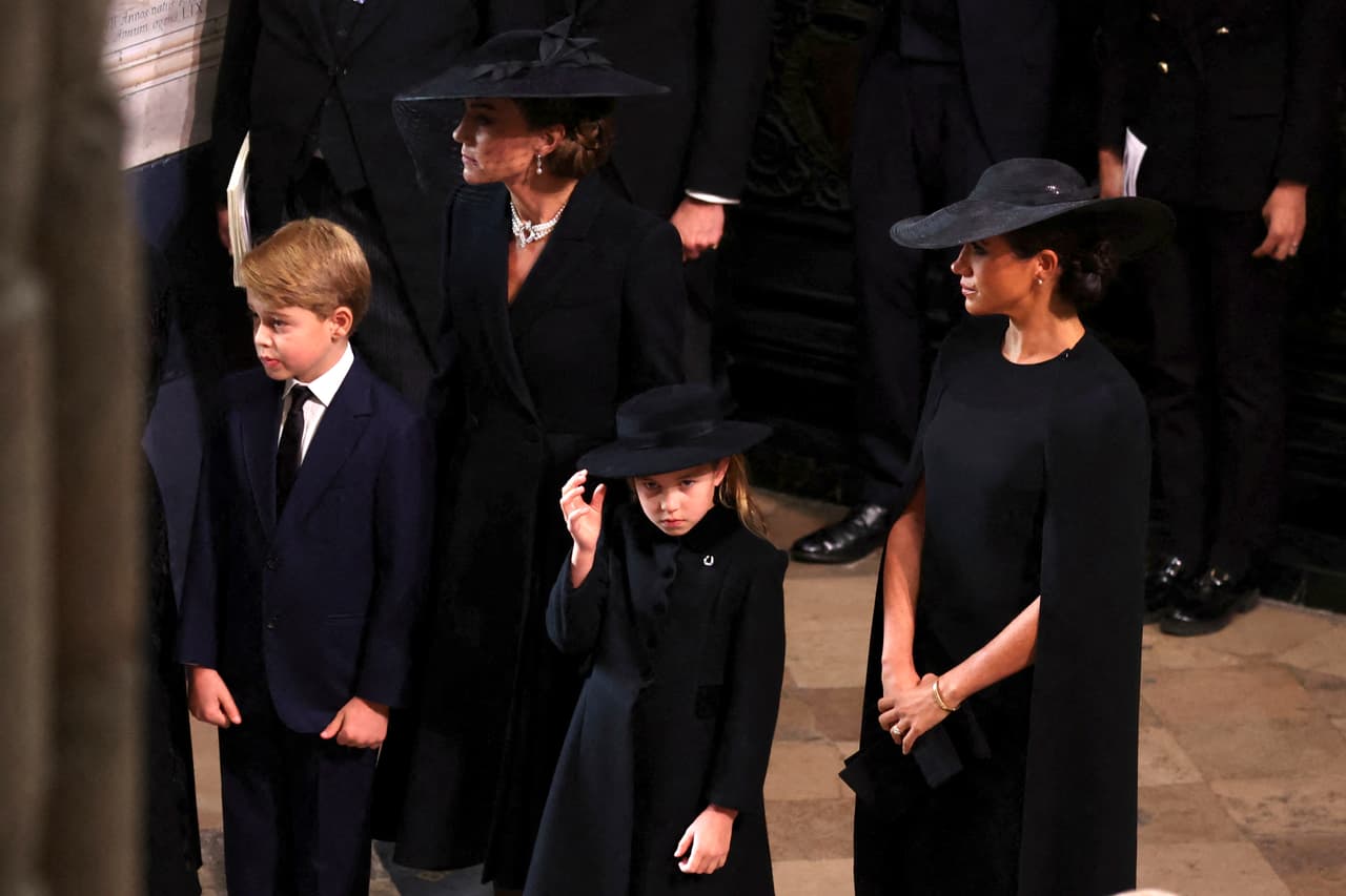 Page Six destacó que el código de vestimenta que se solicitó a las mujeres que asistieron al funeral requirió vestidos o abrigos negros hasta la rodilla, junto con sombreros negros y velos opcionales. 
<br>