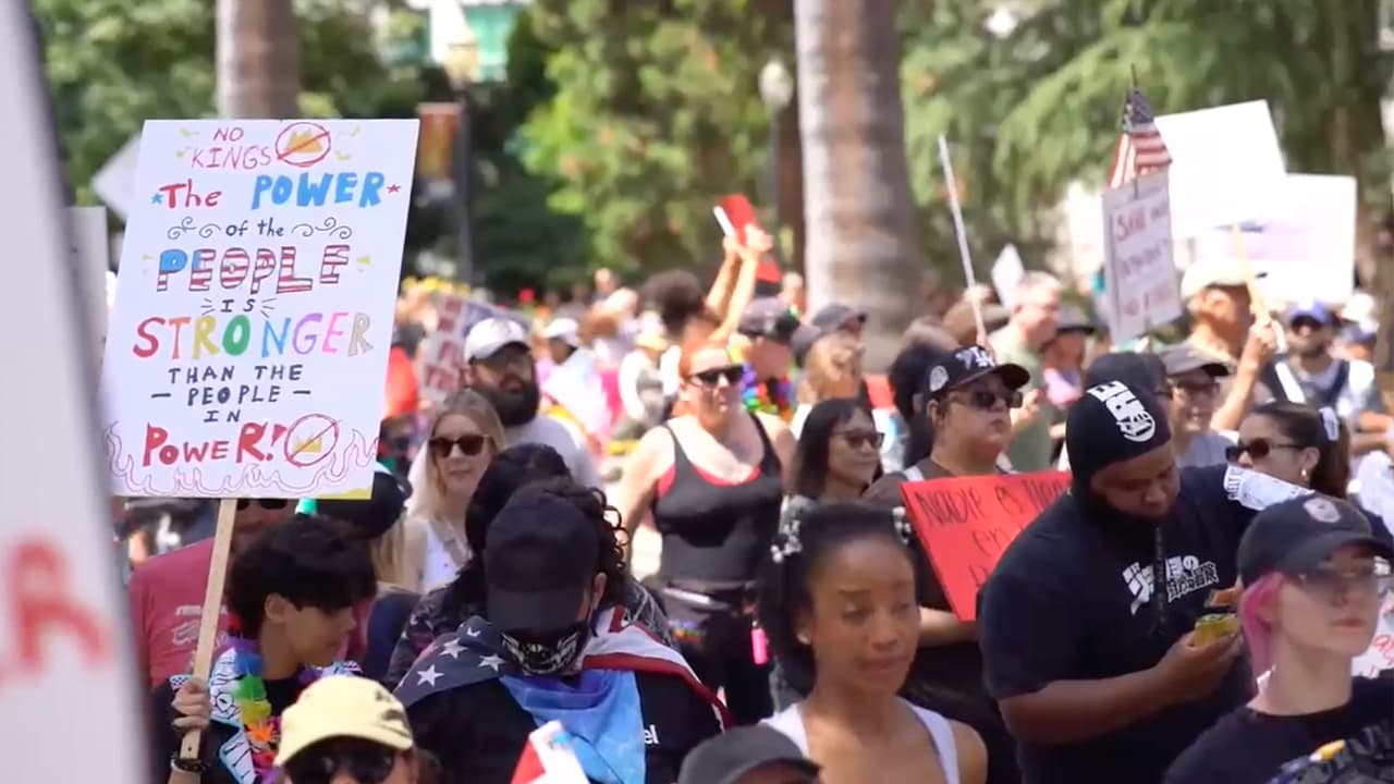 Más de 5,000 personas acudieron a la protesta “No Kings” en Sacramento