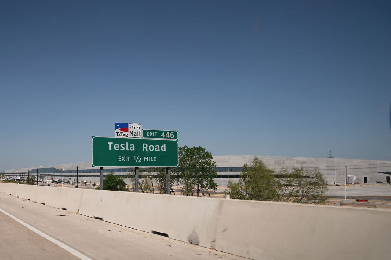 El evento se llevó a cabo en Telsa Road, La carretera cuenta con nuevo letrero en el Toll-130 que accede a la nueva planta de fabricación de Tesla Giga Texas.