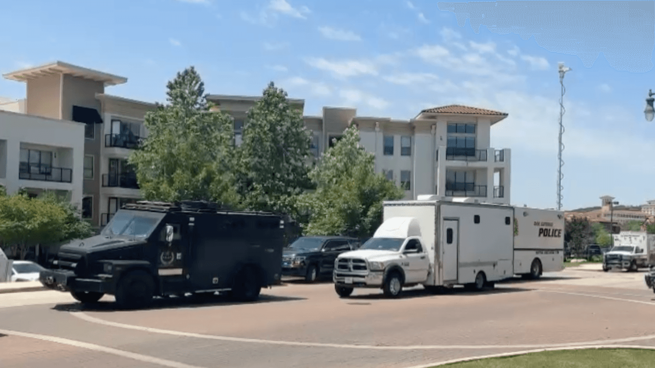 Sospechoso atrincherado en un apartamento en The Rim es acusado de traer un cuchillo
