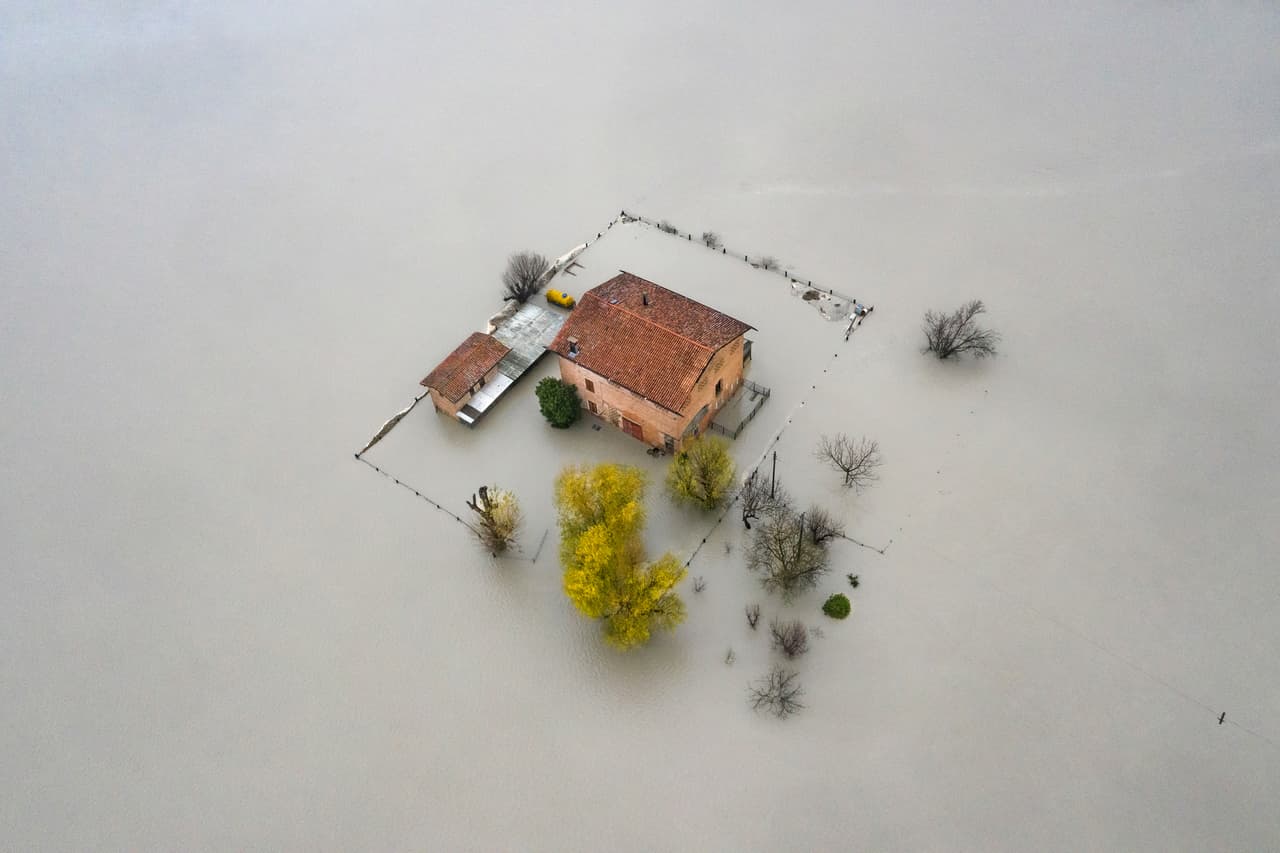 <b>‘Inundación’</b>
<br>
<br>Esta imagen fue ganadora en la categoría ‘ambientes del futuro’. Muestra una casa sumergida en la inundación que dejó el desborde del río Panaro, en el valle del Po, Módena, Italia. 
<br>
<br>“El premio celebra la capacidad de la humanidad para sobrevivir e innovar, muestra imágenes que llaman la atención sobre nuestro impacto y nos inspiran a vivir de manera sostenible”, explicó la organización del concurso.
<br>