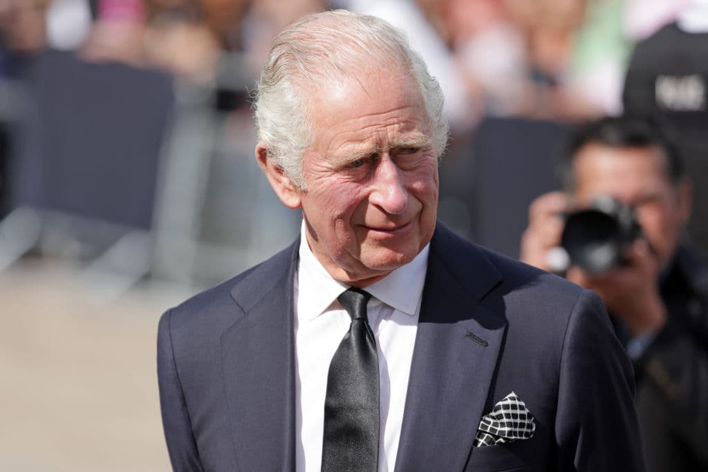 De acuerdo con el diario, el nuevo monarca dijo que la estrella de la serie 'Suits' 
<b>"no sería bienvenida"</b>, pues solo los familiares cercanos a la reina estarían. Incluso, dejó claro que ni si quiera Kate Middleton asistiría. 
<br>