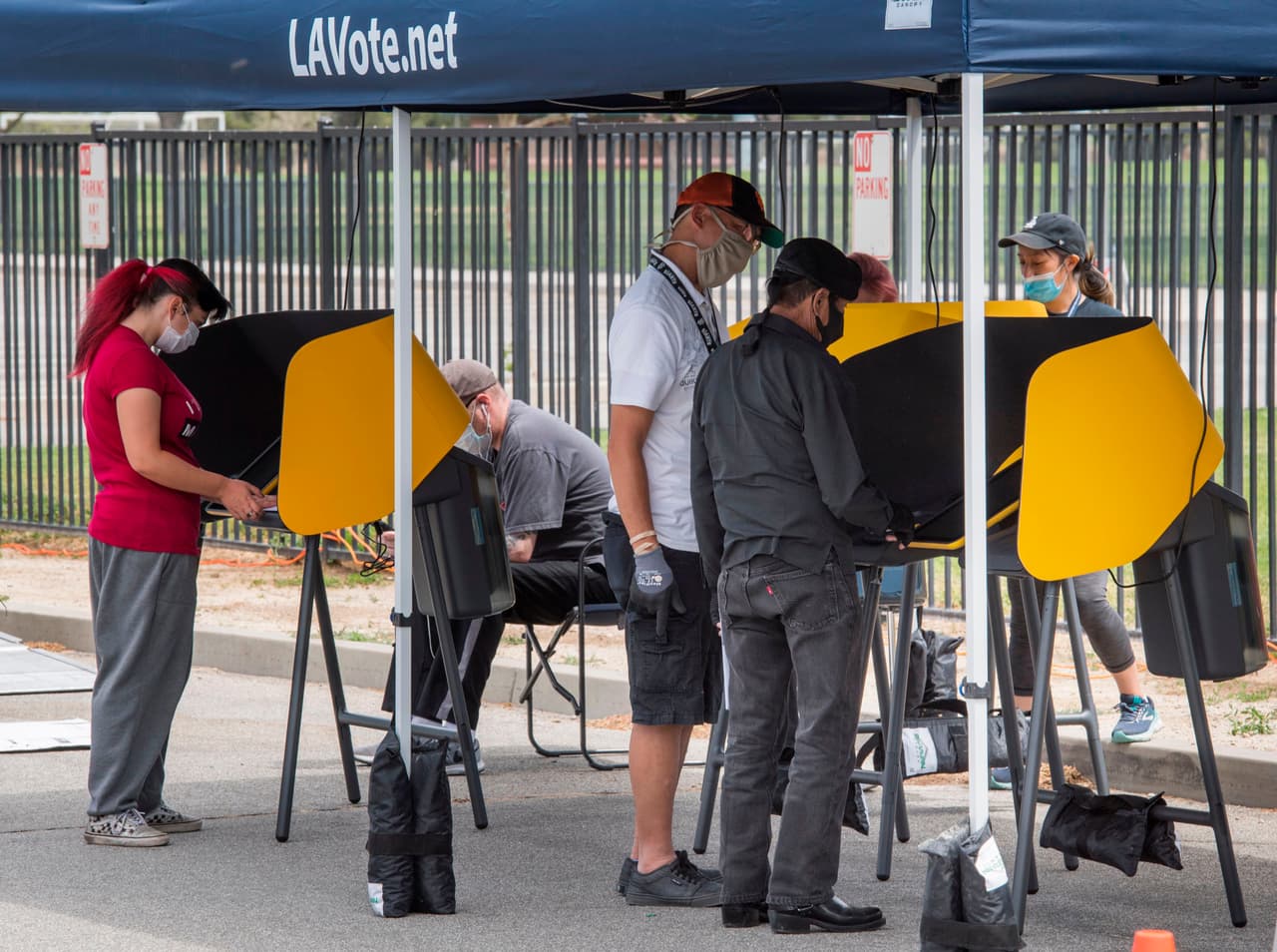 En algunos centros de votación que fueron habilitados para esta elección había máquinas de votación en donde los electores seleccionan al candidato de su preferencia, imprimen su boleta y posteriormente la depositan en una urna anexa a la impresora. El Distrito 25 del Congreso de California se encuentra en la parte sur del estado e incluye parte de los condados de Los Ángeles y Ventura. El ingreso promedio de los hogares es de $68,551 dólares anuales.