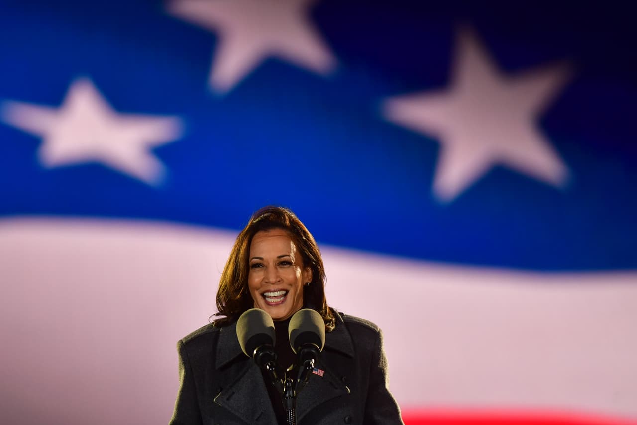 Por su parte, la candidata demócrata a la vicepresidencia, la senadora 
<a href="https://www.univision.com/temas/kamala-harris">Kamala Harris</a>, estuvo en Filadelfia, Pennsylvania, donde se dirigió a sus partidarios durante un mitin. 
<b>Allí, Harris se refirió a Trump al asegurar que "hemos sido testigos del mayor fracaso de una administración presidencial en la historia de Estados Unidos".</b>
<br>