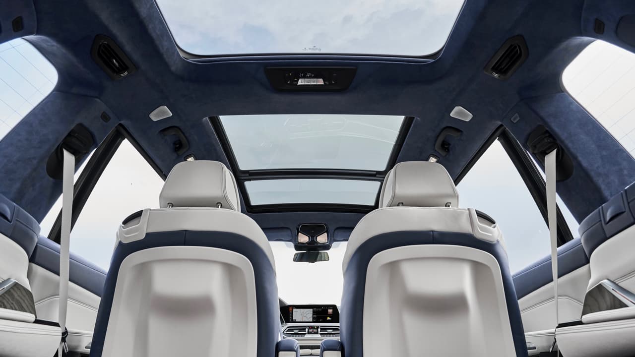 Otras de las opciones disponibles para la BMW X7, esta vez a través de el paquete 'Ejecutivo' es el techo de vidrio 'SKY Lounge LED' que genera una tenue luz alrededor del techo cuando cae la noche, la cual de disemina de forma pareja por los paneles de vidrio en más de 15,000 patrines visuales distintos, pudiendo replicar incluso una 
<b>noche estrellada</b>, lo cual puede ser muy atractivo en las ciudades más contaminadas donde la estrellas no se ven ni de casualidad.