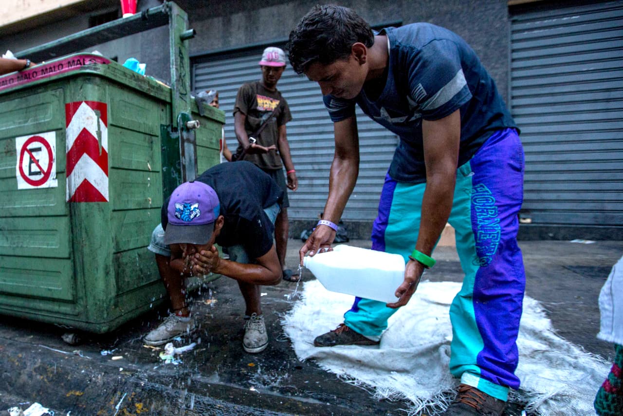 Todos los días, 
<b>al terminar la jornada, los hombres, mujeres y niños que viven a expensas de este contenedor se lavan la cara y los brazos con agua</b>, y limpian la basura de los alrededores. "Dejamos todo lo limpiecito para que los vecinos no nos saquen de aquí", comenta Irian.