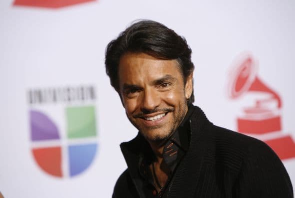 14. Es director, productor y escritor de la serie "Vecinos".