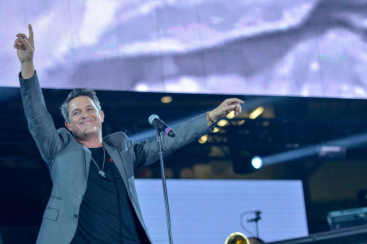 En 2006, 
<b>Alejandro Sanz</b> fue víctima de chantaje por su mayordomo y la esposa de éste, quienes le pedían una cantidad desconocida de dinero para no dar a conocer al hijo que el español había tenido fuera del matrimonio. Alejandro reviró con una demanda y declaró: "Quiero que sepan la gran satisfacción que supone para mí tener ese hijo, así como lo es tener a mi hija. No deseo otra cosa más que vivan y se críen felices con el cariño incondicional de sus madres y del mío, así como mantenerles ajenos a la curiosidad que por parte de personas malintencionadas pudieran tener por el mero hecho de ser mis hijos".