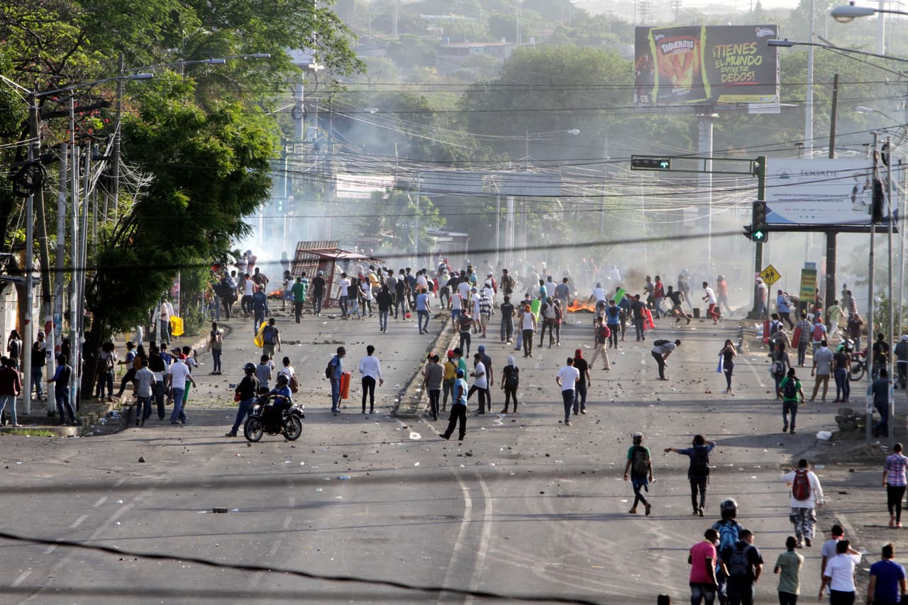 En su primera alocución pública, Murillo no hizo referencia a la brutal represión que han ejercido las fuerzas de orden público en contra de quienes protestan, ni a los ataques de miembros de la Juventud Sandinista (progobierno) que han salido a las calles para atacar a periodistas y manifestantes.