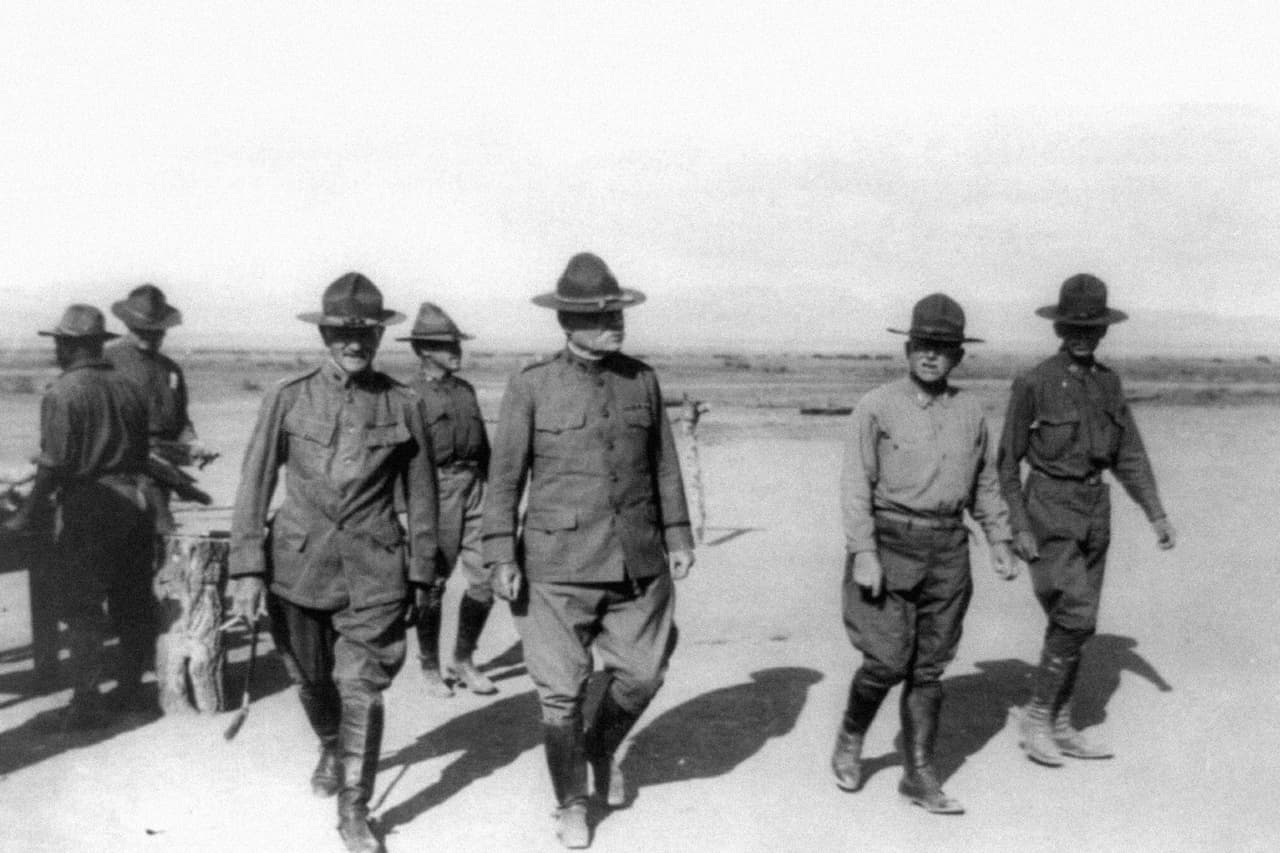 El general John Pershing , comandante de la Expedición Punitiva contra Pancho Villa. Durante 11 meses 4,800 soldados estadounidenses (que luego ascenderían a cerca de 12,000) recorrieron las montañas del estado de Chihuahua, hasta cientos de millas dentro de México, y llegaron a la ciudad de Parral.