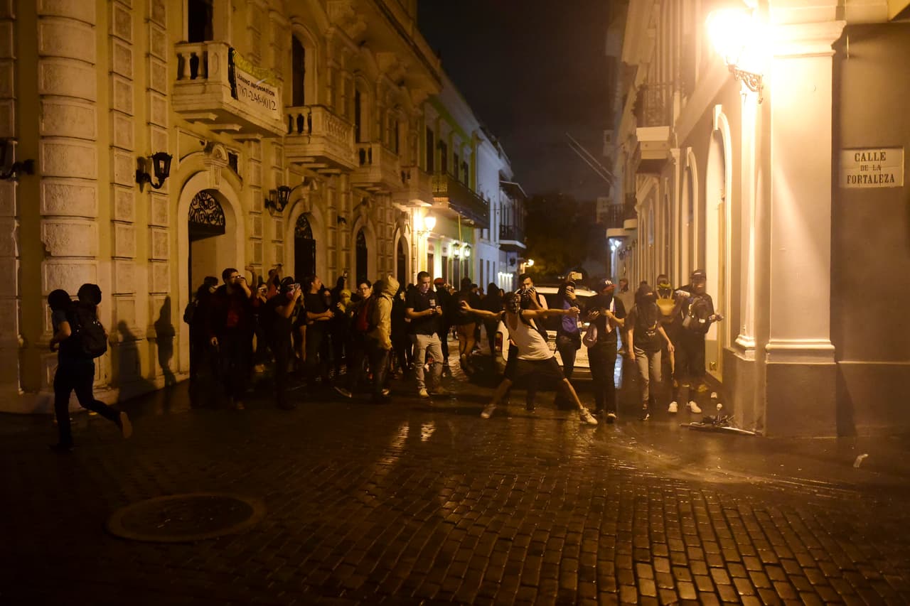 Hubo lanzamiento de gases lacrimógenos entre manifestantes y policías. 
<br>