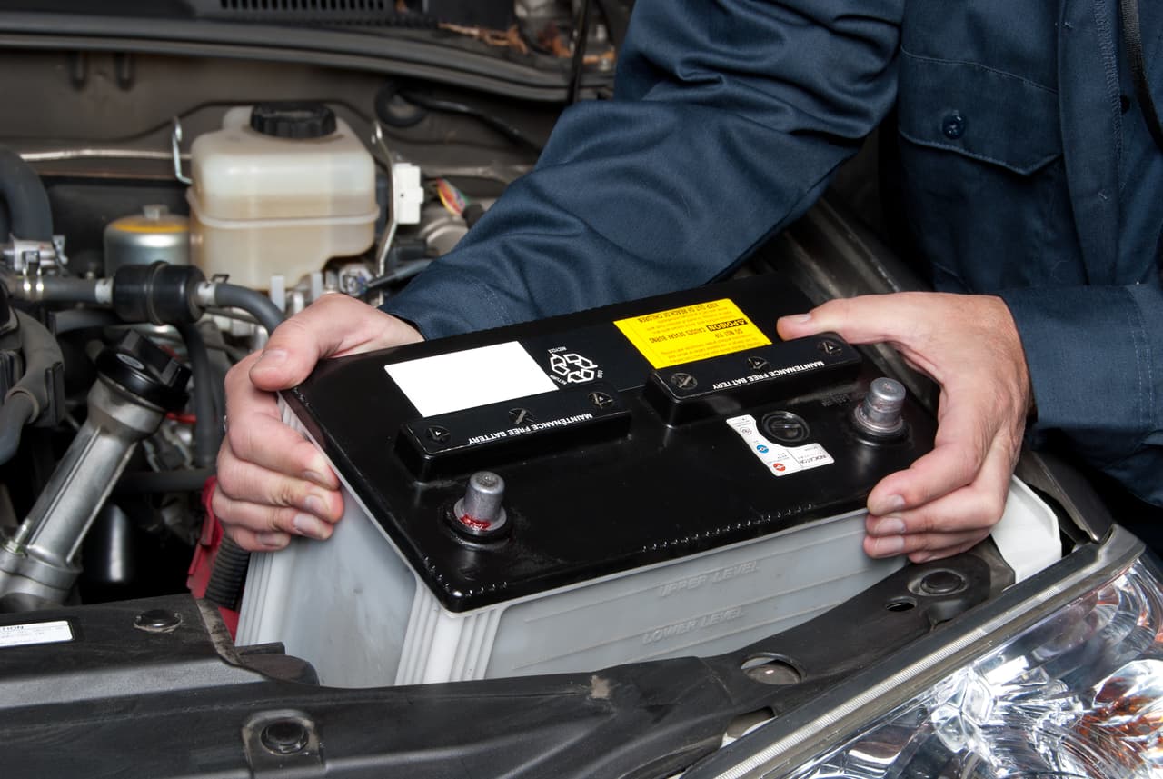 A medida que desciende la temperatura exterior, 
<b>también lo hace la energía de la batería</b>. En climas fríos, los motores de gasolina y diésel necesitan más energía de la batería para arrancar, y la autonomía de conducción de los vehículos eléctricos e híbridos puede reducirse.
