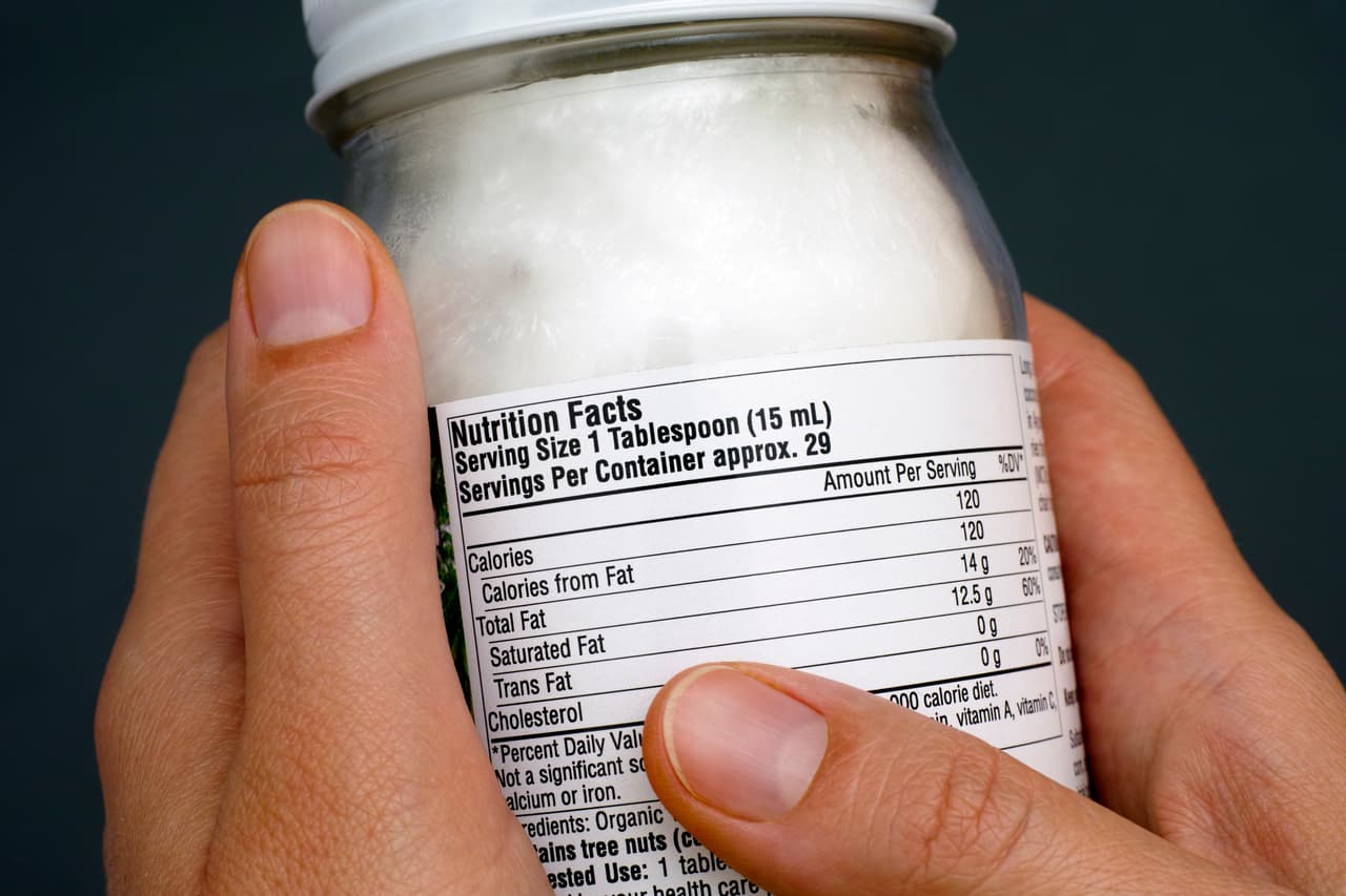 El aceite de coco tiene muy buen sabor y hierve a una temperatura más alta que los otros aceites, dos atributos muy útiles en la cocina. Sin embargo, 
<b>está compuesto principalmente por grasas saturadas, que elevan los niveles de LDL (lipoproteínas de baja densidad, colesterol malo)</b>, que causan arterioesclerosis (una condición en la cual se tapan las venas, debido a la acumulación de grasas y que puede desencadenar
<a href="http://www.univision.com/noticias/salud-y-mujer/las-senales-de-un-infarto-son-menos-obvias-de-lo-que-parecen-ella-tuvo-dos-y-no-supo-reconocerlos"> ataques cardíacos</a> o derrames cerebrales).