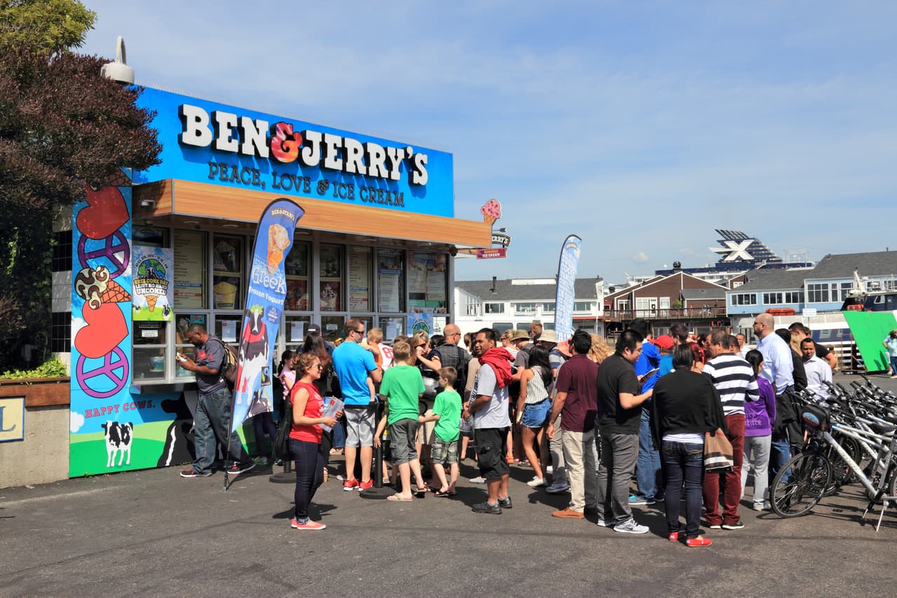 <b>Ben & Jerry's</b>
<br>
<br>Esta compañía recalcula su salario mínimo cada año y en 2020 alcanzó los 18.13 dólares por hora . “Estamos comprometidos a pagar a todos nuestros trabajadores de tiempo completo un salario digno, suficiente para permitir una calidad de vida que incluya vivienda digna, atención médica, transporte, comida, recreación, ahorros y gastos diversos”, 
<a href="https://www.benjerry.com/values/how-we-do-business"><u>afirmó la empresa en un comunicado</u></a>.