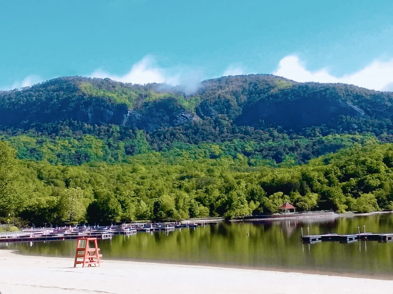 <b>Lake Lure</b>
<br>
<b>Sitio web</b>: 
<a href="https://www.townoflakelure.com/parksreclak/page/lake-lure-beach-and-water-park">https://www.townoflakelure.com/parksreclak/page/lake-lure-beach-and-water-park</a> 
<br>
<b><a href="https://goo.gl/maps/oHDt2oJk2Q3JegJ59">Cómo llegar</a> </b>
<br>
<br>A tu familia le encantará Lake Lure casi tanto como a los cineastas. Este gran lago aparece en cinco películas, incluido el clásico de los 80 "Dirty Dancing". Encuentra muchos alquileres de vacaciones en los numerosos pueblos pequeños que bordean el lago. Cerca del 
<b><a href="https://www.univision.com/local/north-carolina-wuvc/maravilla-natural-de-carolina-del-norte-que-debes-visitar-este-2023-fotos">Parque Estatal Chimney Rock</a></b>, este lago ofrece muchas oportunidades para hacer caminatas.