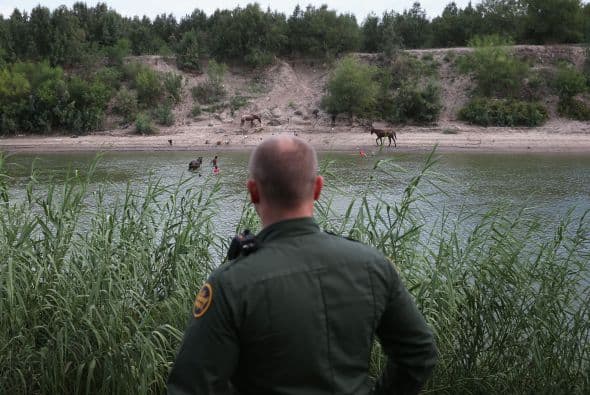 Óscar Alberto Martínez Ramírez, de 25 años, y su hija Angie Valeria, de 1 año y 11 meses de edad, murieron ahogados al intentar cruzar el río para llegar a los Estados Unidos con el objetivo de buscar el 'sueño americano'.
<br>