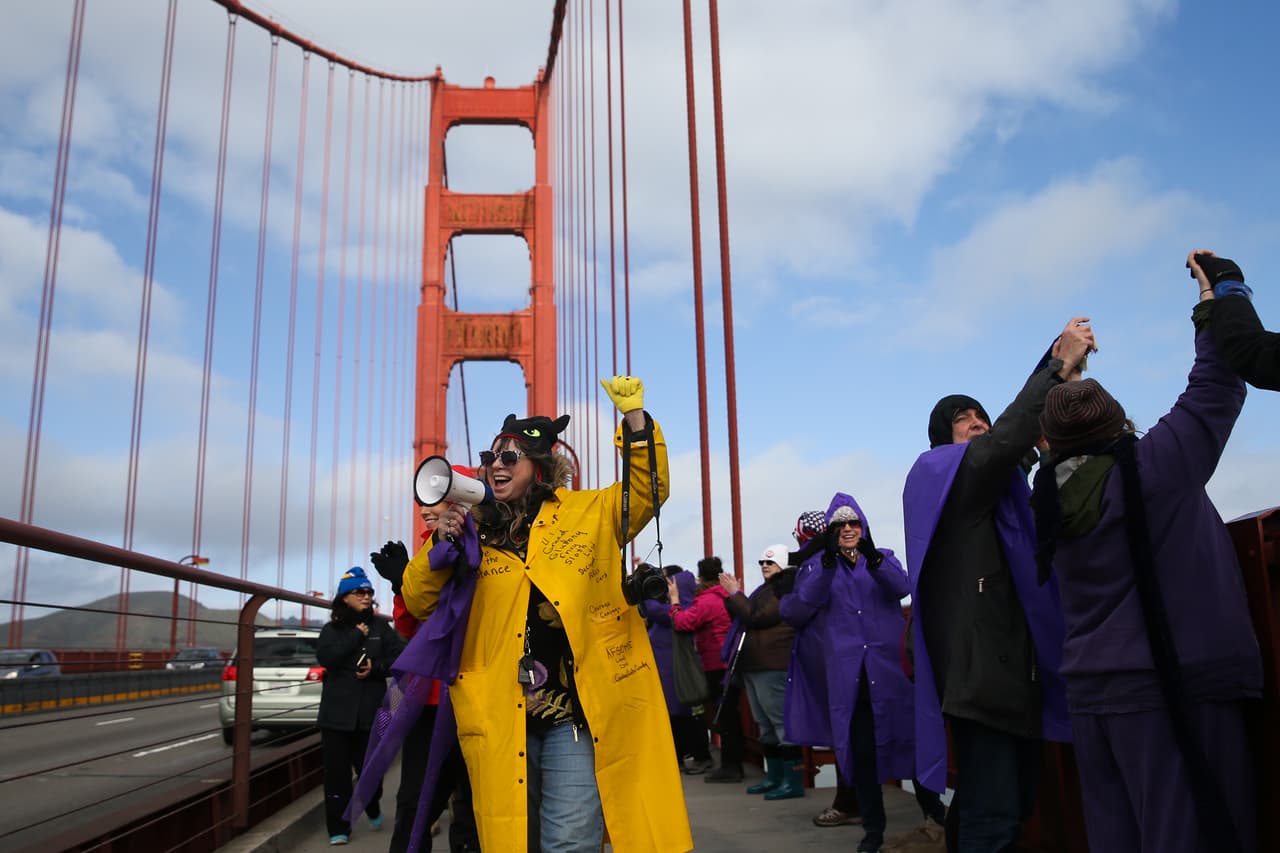 Miles de personas se reunieron en el Golden Gate Bridge en San Francisco este 20 de enero de 2017 para unir sus manos y mostrar unidad en respuesta a la juramentación de Donald Trump como el nuevo presidente de Estados Unidos.