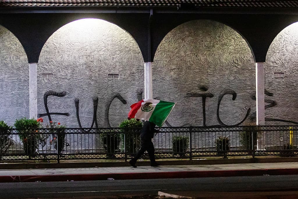 En el trayecto de la manifestación de Paramount a la de Compton, que se extendía unas 6 o 7 millas (10 u 11 km), personas llevaban banderas de otros países, como México, mientras en los alrededores había mensajes en contra del Servicio de Control de Inmigración y Aduanas (ICE, por sus siglas en inglés).