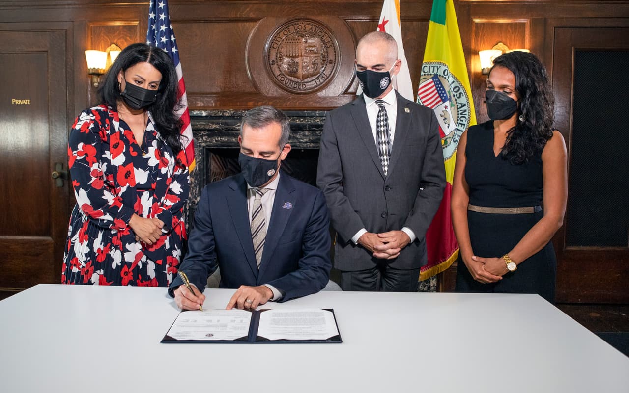 “Vacunar a más angelinos es nuestra única forma de salir de esta pandemia, y debemos hacer todo lo que esté a nuestro alcance para seguir aumentando esos números”, dijo el alcalde Eric Garcetti tras 
<a href="https://lamayor.org/mayor-garcetti-signs-vaccine-mandate-indoor-venues" target="_blank">firmar la ordenanza</a>.