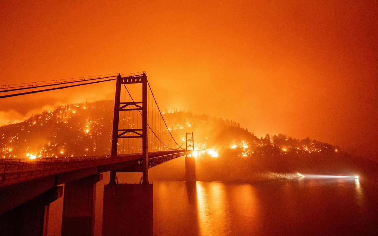 <h3 class="cms-H3-H3">1. Incendios de California de 2020</h3>
<br>
<br>🚒 
<b>Área atacada por el incendio: </b>4.4 millones de acres.
<br>
<br>🚒 
<b>Región afectada: </b>California y el sur de Oregon.
<br>
<br>🚒 
<b>Fecha:</b> Febrero a diciembre de 2020.
<br>
<br>🚒 
<b>¿A qué equivale el área devastada por el fuego?</b> Tres veces el tamaño de Delaware.
<br>