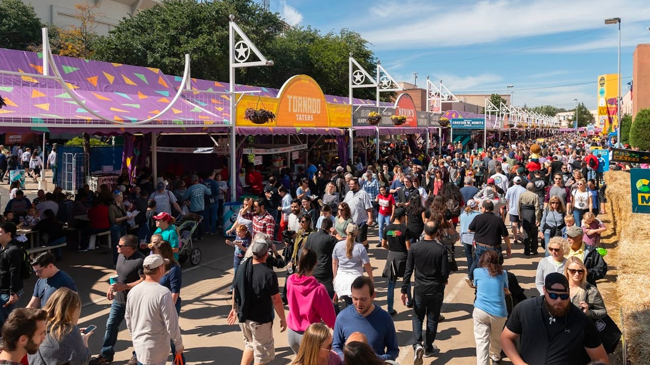 <b>Precio de los pases para los 24 días</b> de la Feria Estatal de Texas 2023: 
<br>👉🏻 Puedes comprar 
<b>un pase para entrar una vez al día, los 24 días del evento</b>, tiene un costo de: $50 
<br>👉🏻 La promoción de 
<b>dos pases para entrar una vez al día, los 24 días del evento</b>, y $50 en cupones para atracciones y alimentos tiene un costo de $150