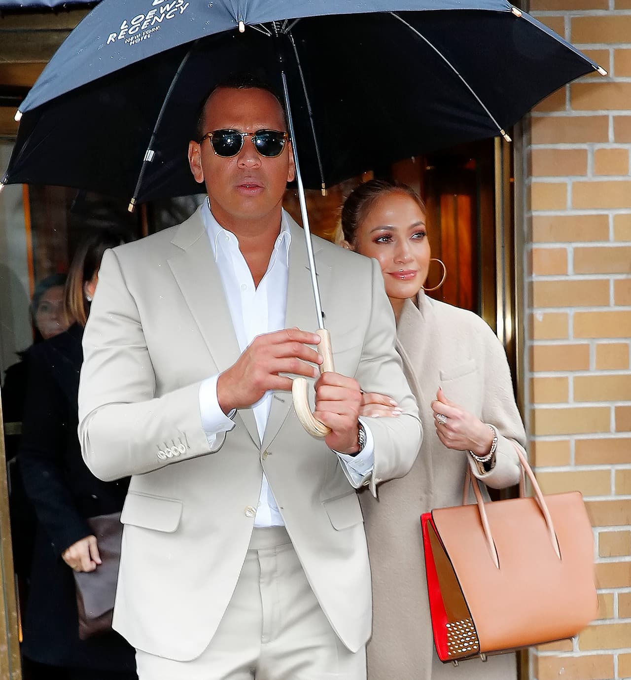 Jennifer Lopez tomó del brazo a A-Rod al salir del restaurante.