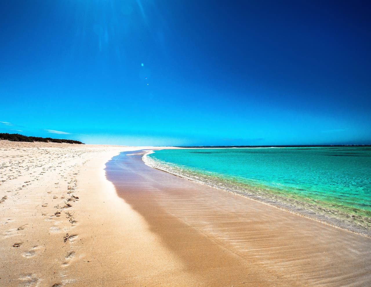 <b>Puesto 3. Bahía Turquesa (Exmouth, Australia)</b>
<br>
<br>“Las palabras no pueden describir lo espectacular que es esta playa”, reseño un visitante. “Tiene largas extensiones de arena blanca y agua azul cristalina, donde principiantes y experimentados puede practicar snorkeling de clase mundial”, agregó.
<br>