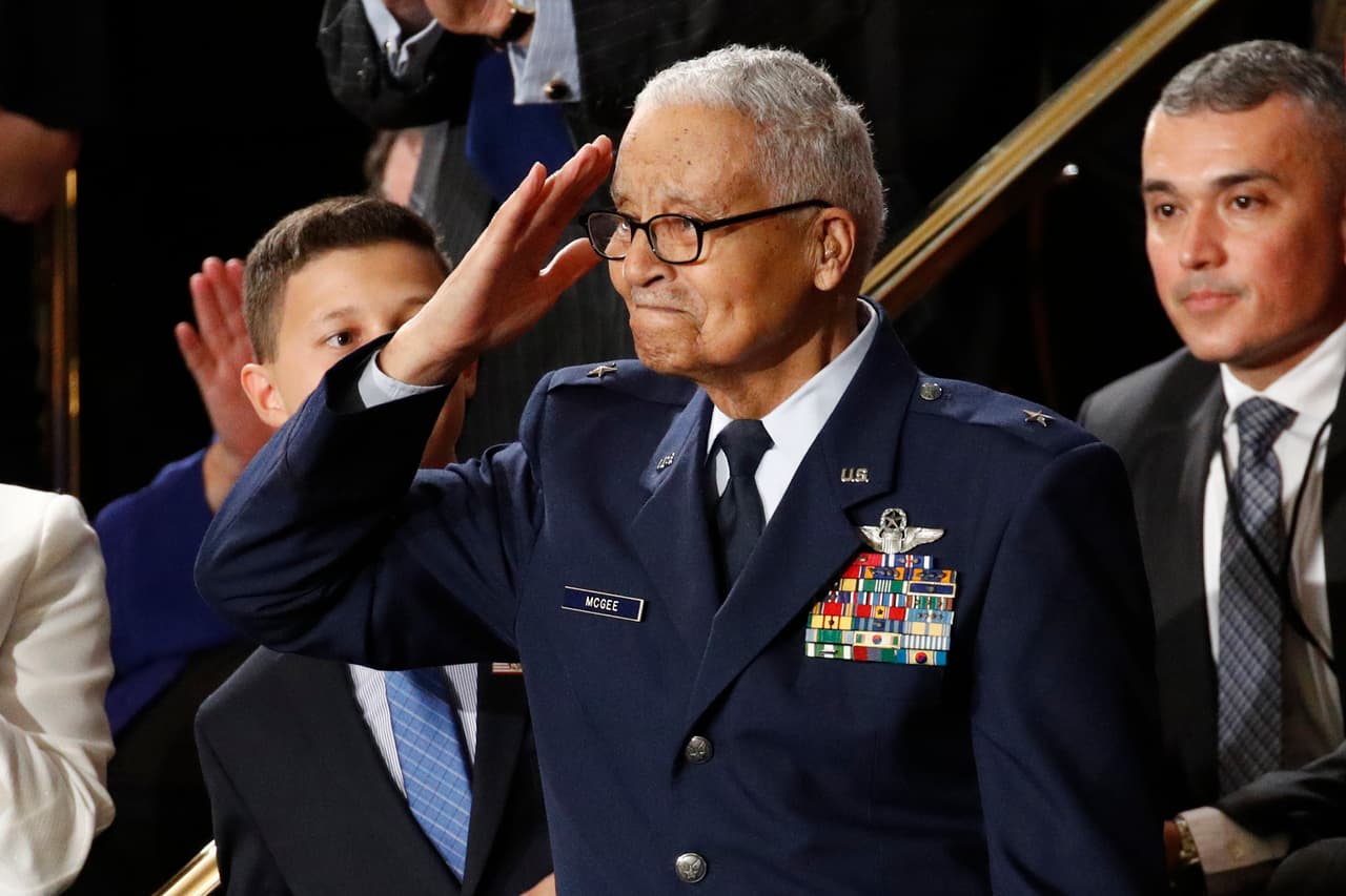 Entre ellos estaba Charles McGee, un veterano de 100 años de Cleveland, Ohio, que formó parte de los Tuskegee Airmen, la primera brigada de pilotos afroestadounidenses.