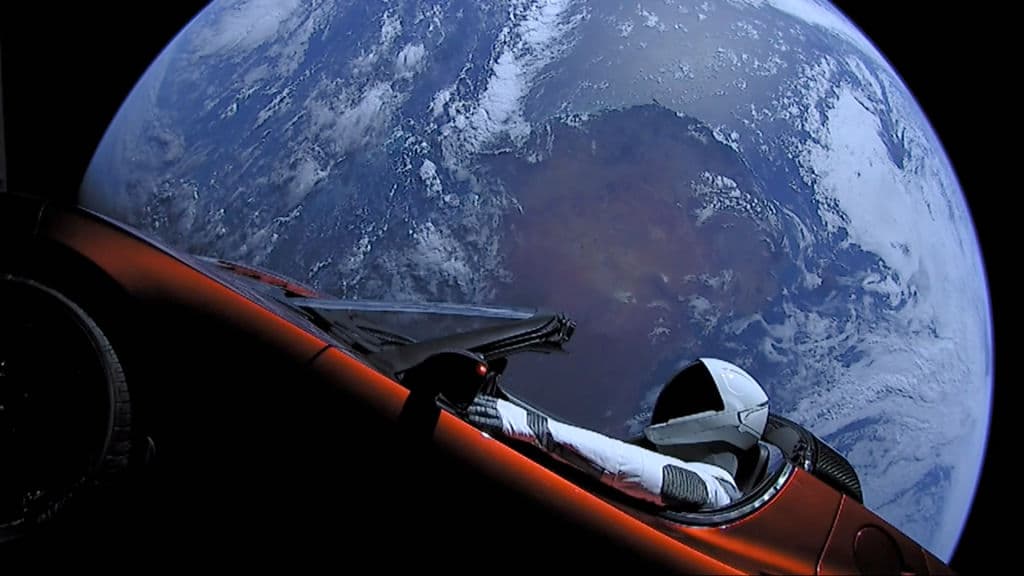 Las misivas juveniles de su inconfundiblemente fálico avatar de Twitter llegaron días después de que uno de sus cohetes lanzara la primera prueba de defensa planetaria antiasteroide de la NASA.