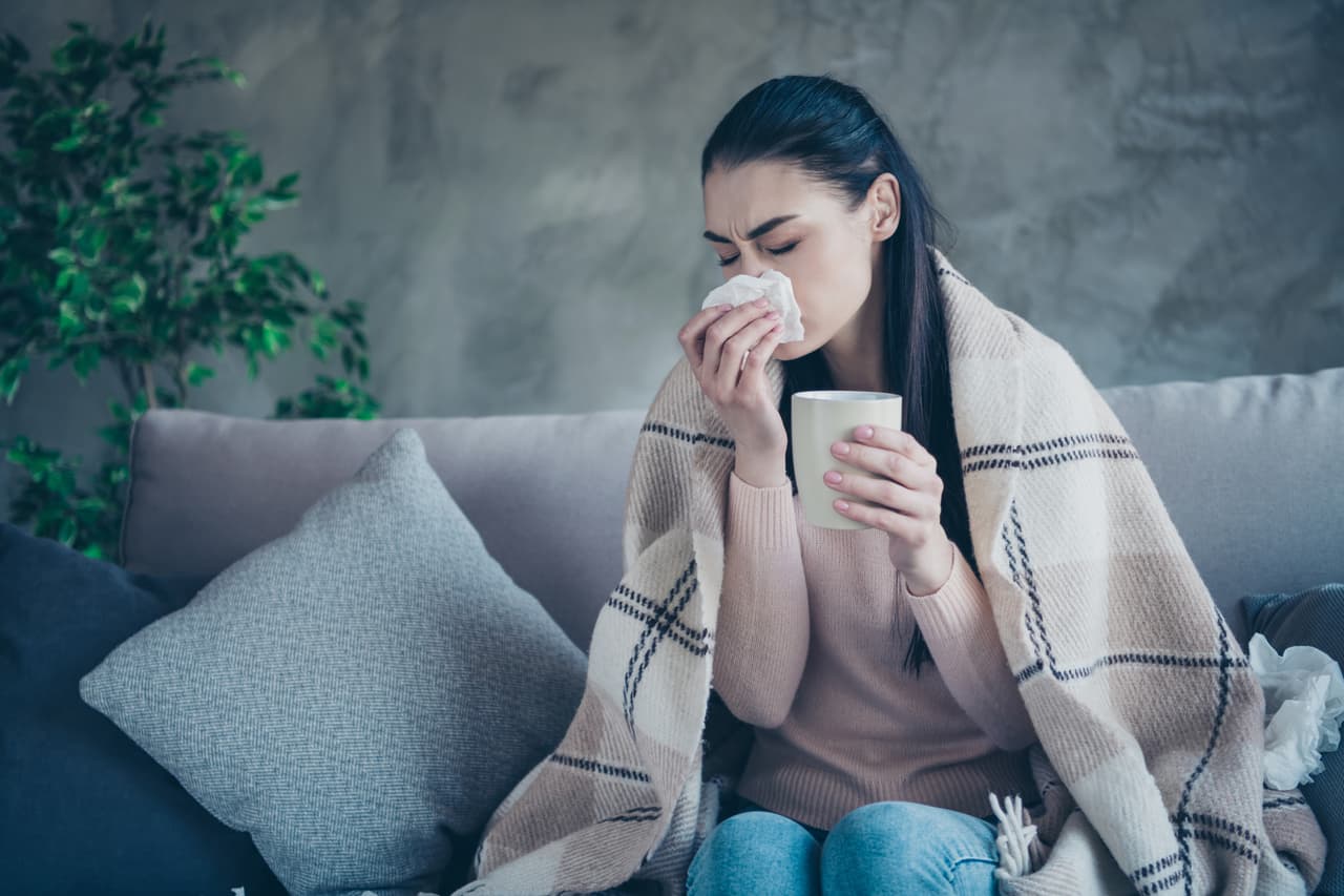 <b>Cúbrase al toser o estornudar</b>: utilice un pañuelo desechable y tírelo en un contenedor forrado. Lávese las manos inmediatamente con agua y jabón durante al menos 20 segundos o con un desinfectante para manos a base de alcohol. 
<b><a href="https://www.univision.com/noticias/que-debo-tener-en-casa-para-una-posible-cuarentena-por-coronavirus-video">Vea aquí las recomendaciones para una cuarentena del Dr. Juan Rivera.</a></b>