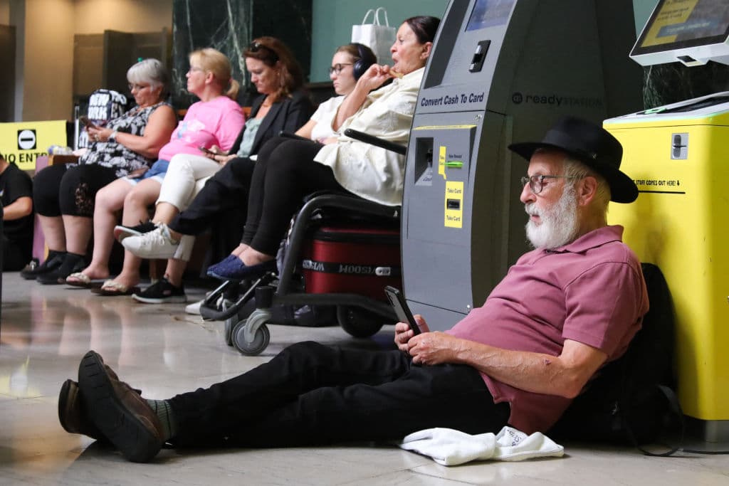 Aerolíneas como Delta y United Airlines indicaron a sus clientes que había una demora, pero más tarde, al tener que dejar sus aviones en tierra mientras se corregía la falla, algunos vuelos fueron cancelados.