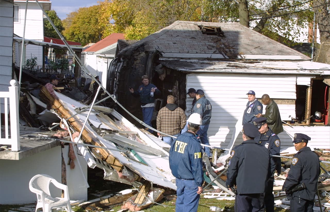 <b>Un avión se precipitó sobre unas casas en Queens, Nueva York, 2001. </b>A solo dos meses de los ataques al World Trade Center de Nueva York, un vuelo de American Airlines con destino a República Dominicana despegó del aeropuerto JFK y pocos minutos después cayó sobre algunas casas del barrio Belle Harbor en Queens. Las autoridades descartaron que fuera una ataque terrorista y confirmaron que la causa fue un error del piloto. Las 265 personas que iban en el avión fallecieron, y cinco más en el suelo. Es el segundo mayor desastre aéreo accidental en EEUU, donde murieron 255 personas.