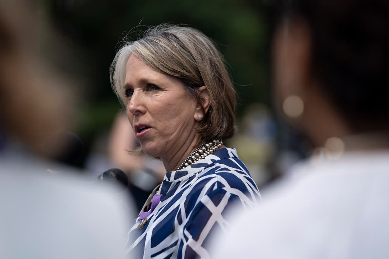 <b>Michelle Lujan.</b> Abogada de 61 años y gobernadora de Nuevo México desde 2019, la primera hispana en ocupar este cargo. Fue congresista por el Distrito 1 de Nuevo México desde 2013 a 2018 y exsecretaria de salud del estado desde 2004 a 2007. Además, fue presidenta del Caucus Hispano en el Congreso.