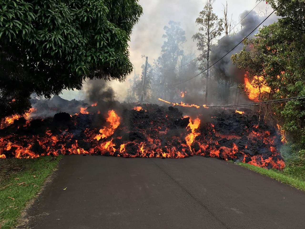 Por qué no se puede detener la lava del volcán Kilauea que devora decenas de casas en Hawaii