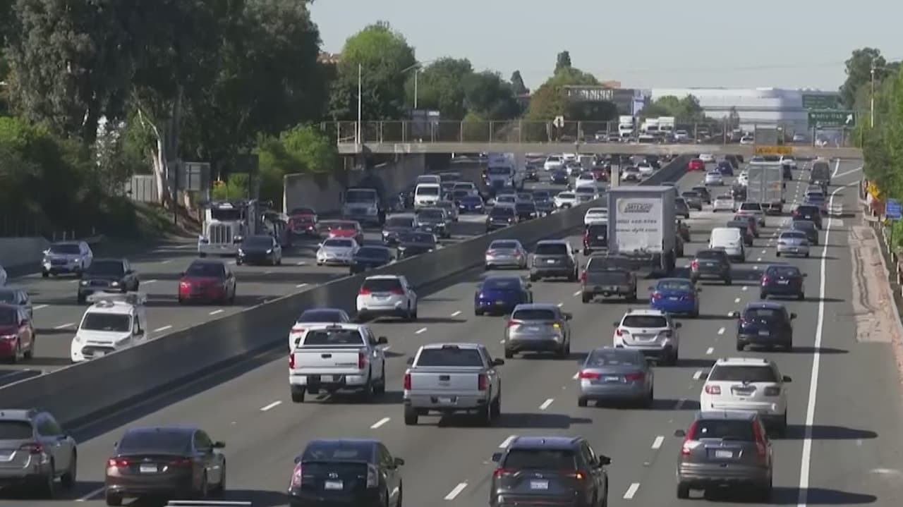 <b>En video.</b> ¿Vas a viajar este 4 de julio? La AAA estima que a pesar del alto precio de la gasolina, más de 48 millones de personas viajen en auto durante el fin de semana del 4 de julio, por lo que emitieron algunas recomendaciones para que tu paseo sea seguro y de paso, ahorres algunos dólares.