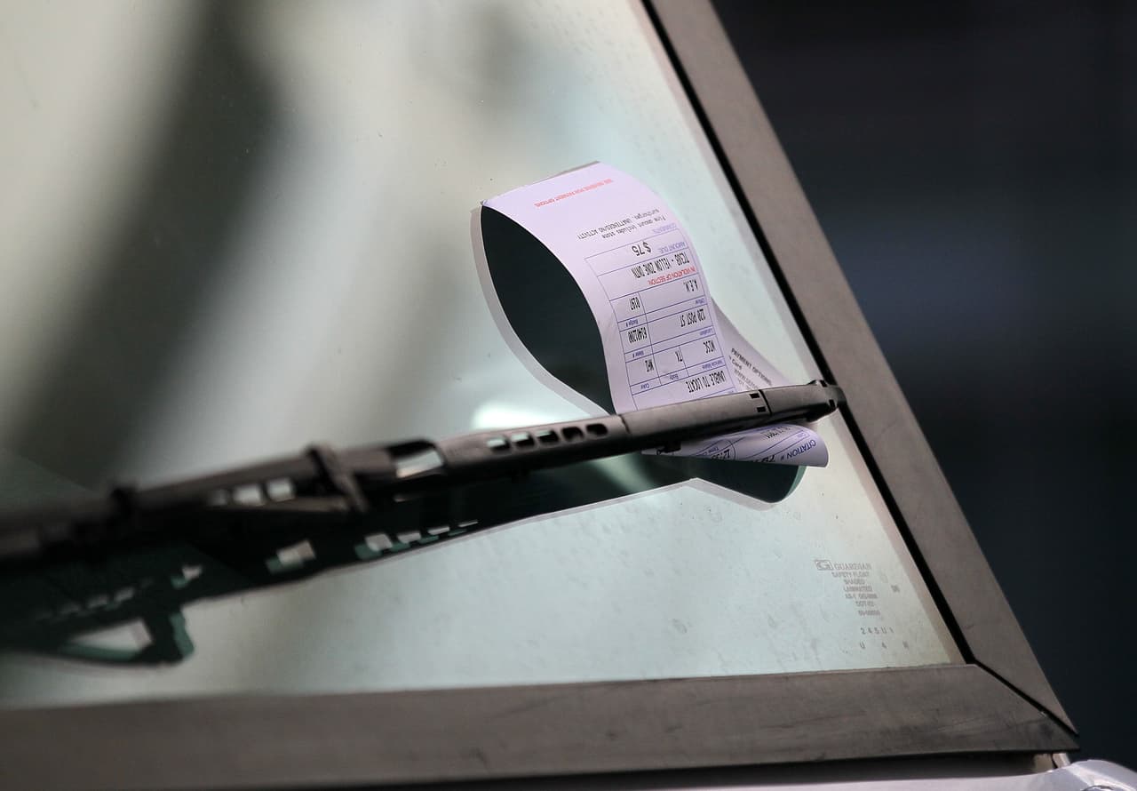 Los conductores que no brinden espacio a las cuadrillas de trabajo y de emergencia para hacer su trabajo de manera segura pueden recibir una multa hasta 
<b>$200</b>. Además, si hay un choque que causa lesiones a un trabajador, los conductores pueden recibir una multa de hasta 
<b>$2,000.</b>