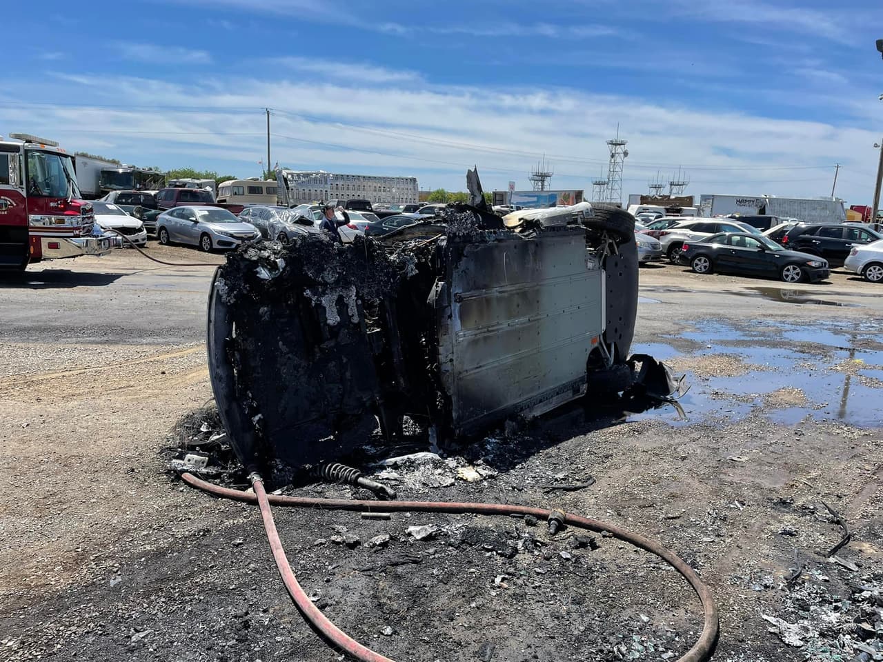 Debido a que el motor de est tipo de vehículos se mueve con baterias eléctricas, las técnicas para sofocar el fuego no resultaron efectivas, pues las llamas persitian.