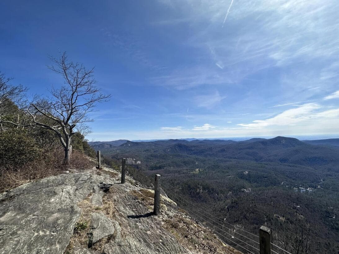 <b>Desafía los senderos</b>. Si lo tuyo es la caminata, 
<b><a href="https://www.univision.com/local/north-carolina-wuvc/senderos-conquistar-carolina-norte-invierno-2024-fotos">los senderos en muchos parques y montañas del estado se transforman por completo durante el invierno</a></b>.
