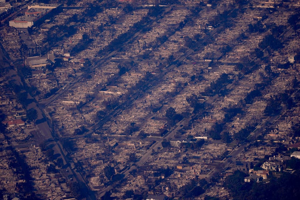 Las llamas continúan avanzando sin control en varias áreas de Los Ángeles, destruyendo más propiedades.