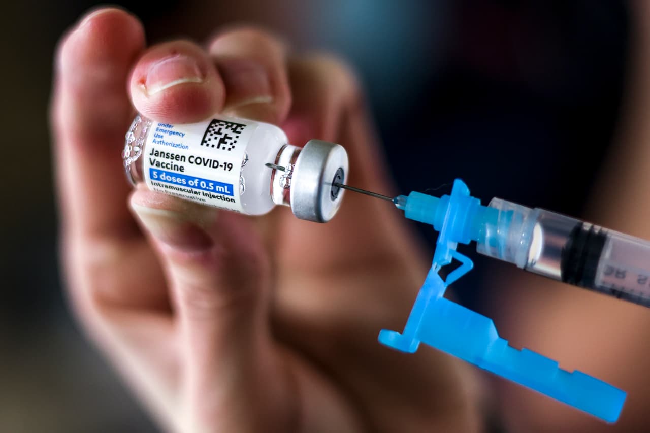 <b>27 de febrero de 2021: la FDA autoriza la vacuna fabricada por Johnson & Johnson.</b>
<br>
<br>Su distribución comenzó dos días después. 
<a href="https://www.univision.com/noticias/salud/fda-aprueba-vacuna-de-johnson-johnson-covid"><u>La compañía se comprometió</u></a> a proporcionar a los Estados Unidos 100 millones de dosis para fines de junio.