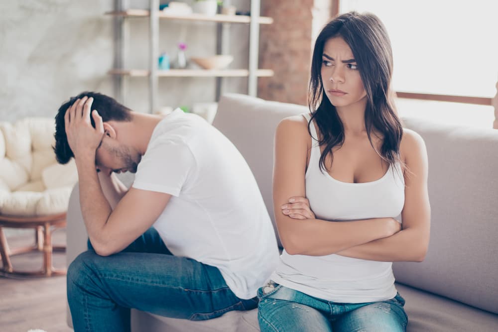 Convivir con alguien así o con un detective que constantemente te está interrogando cuando sales de casa "¿dónde vas, a qué hora regresas, con quién vas a estar porque yo hable con tu amigo Juan y me dijo que no iba al juego esta noche como tú me dijiste?”. Esa relación durará poco.