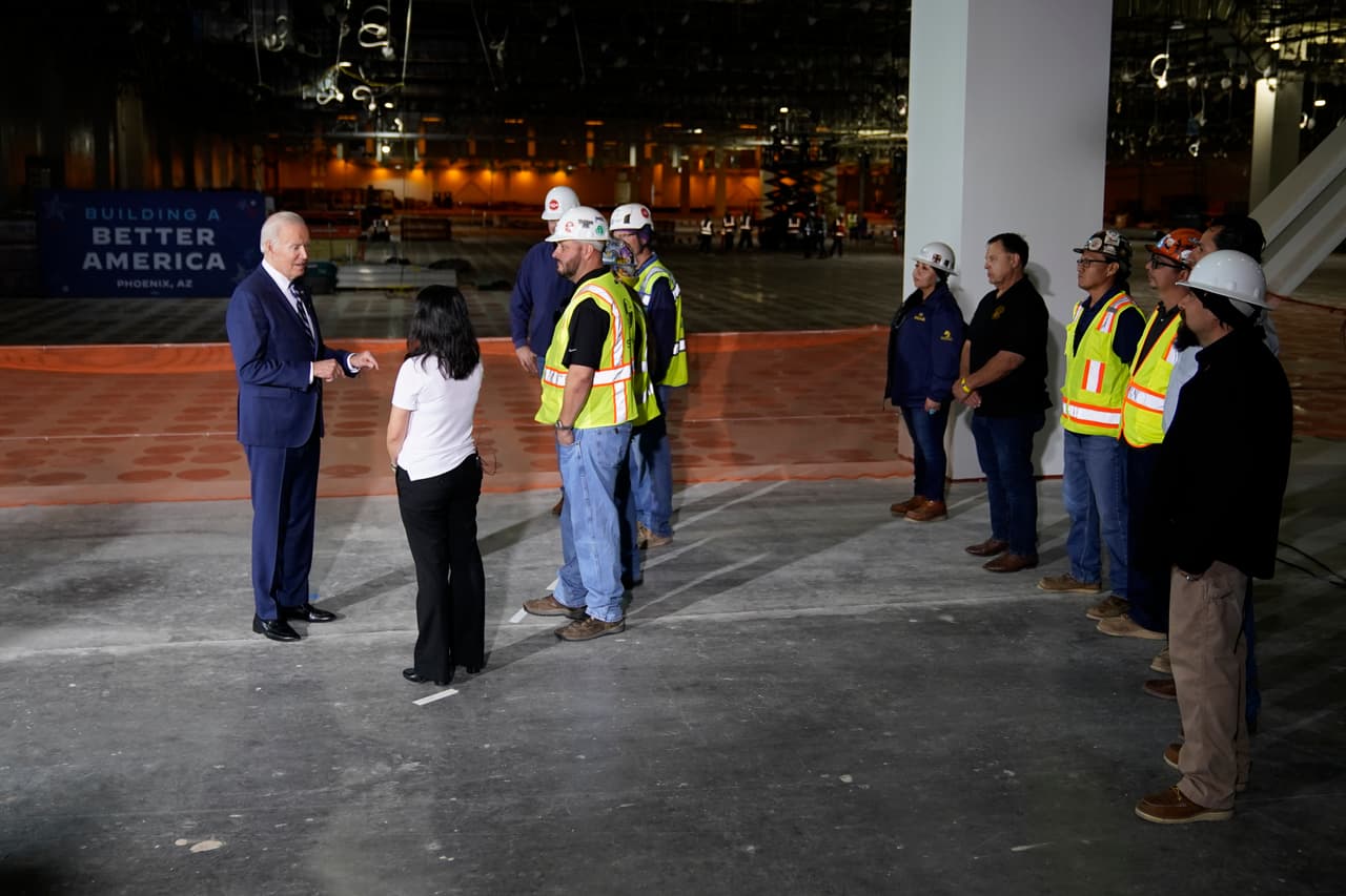 El presidente Joe Biden acudió al sitio de construcción de una planta de chips de computadora en Arizona para enfatizar cómo sus políticas están fomentando el crecimiento del empleo en lo que podría ser un desafío para la mayoría republicana entrante en la Cámara.
